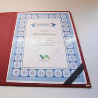  czerwona okładka na papierowy elegancki dyplom lub certyfikat